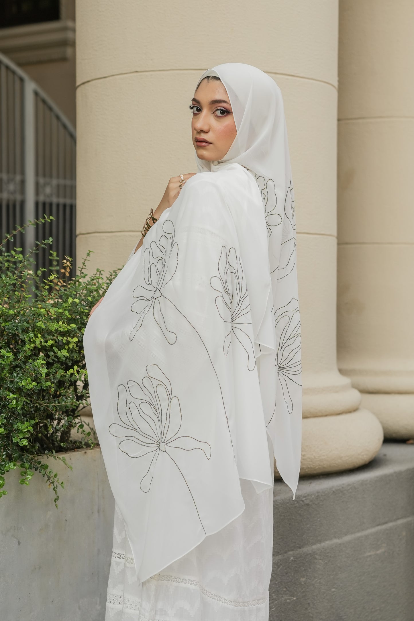 Embroidered shawl -MONOCHROME GLOW-