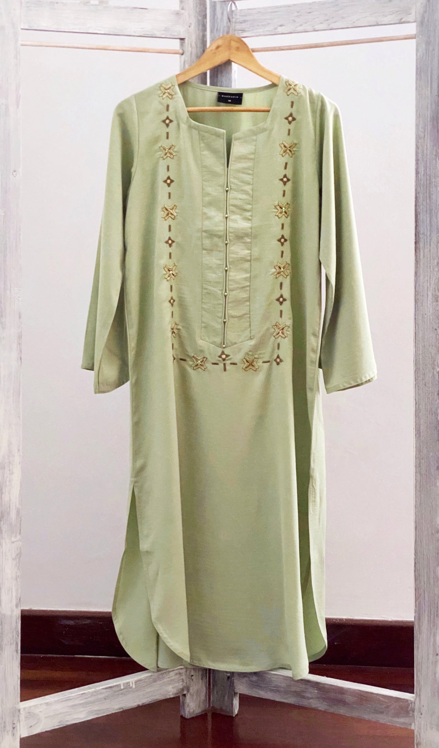 Pastel tones in lime green and soft pibk