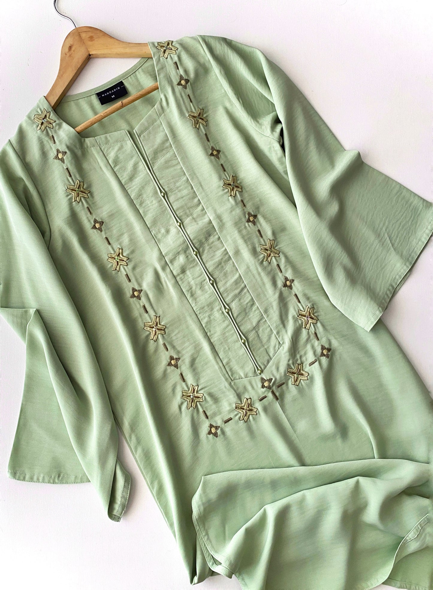 Pastel tones in lime green and soft pibk