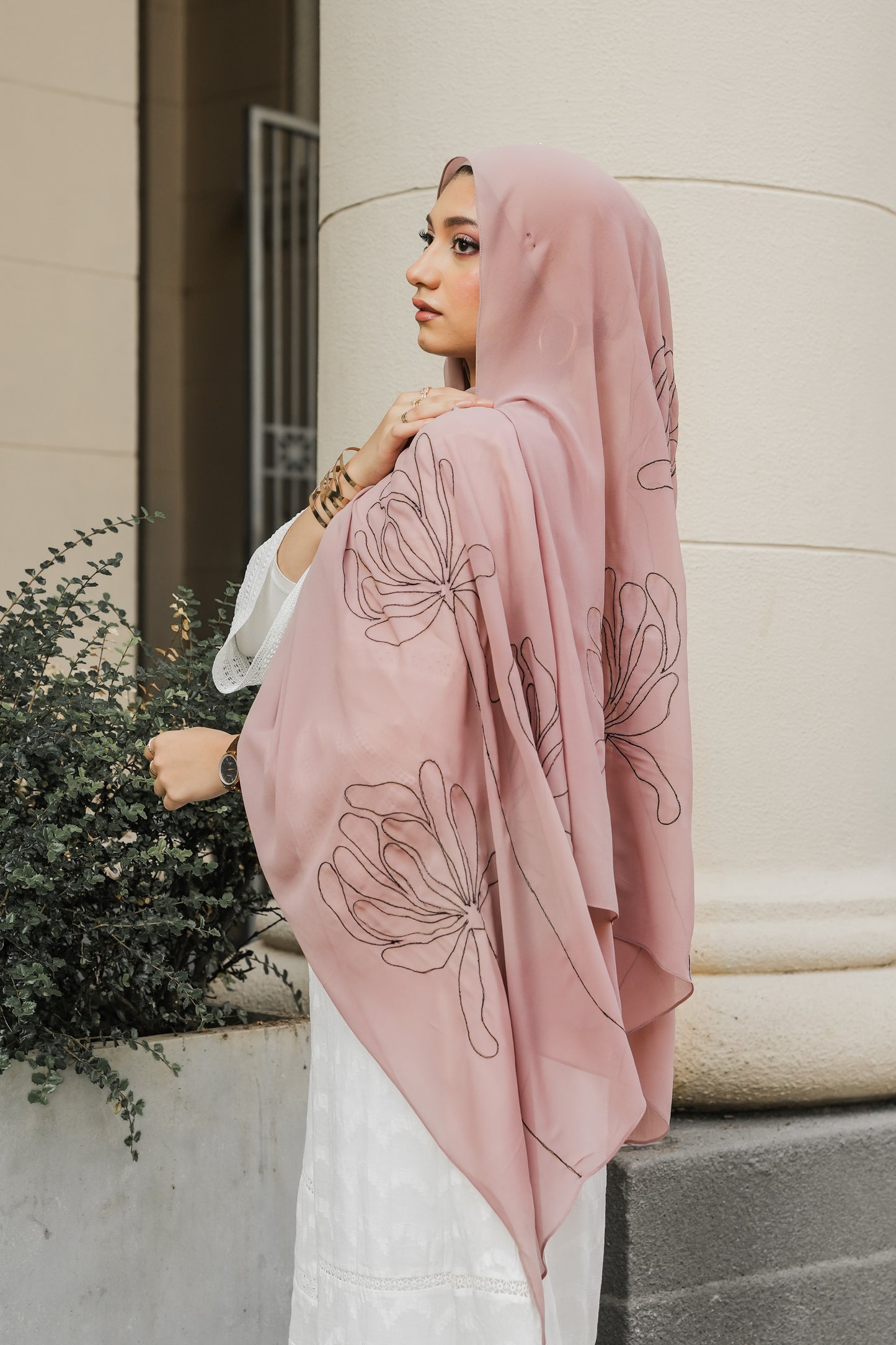 Embroidered shawl -ANTIQUE BLOOM-