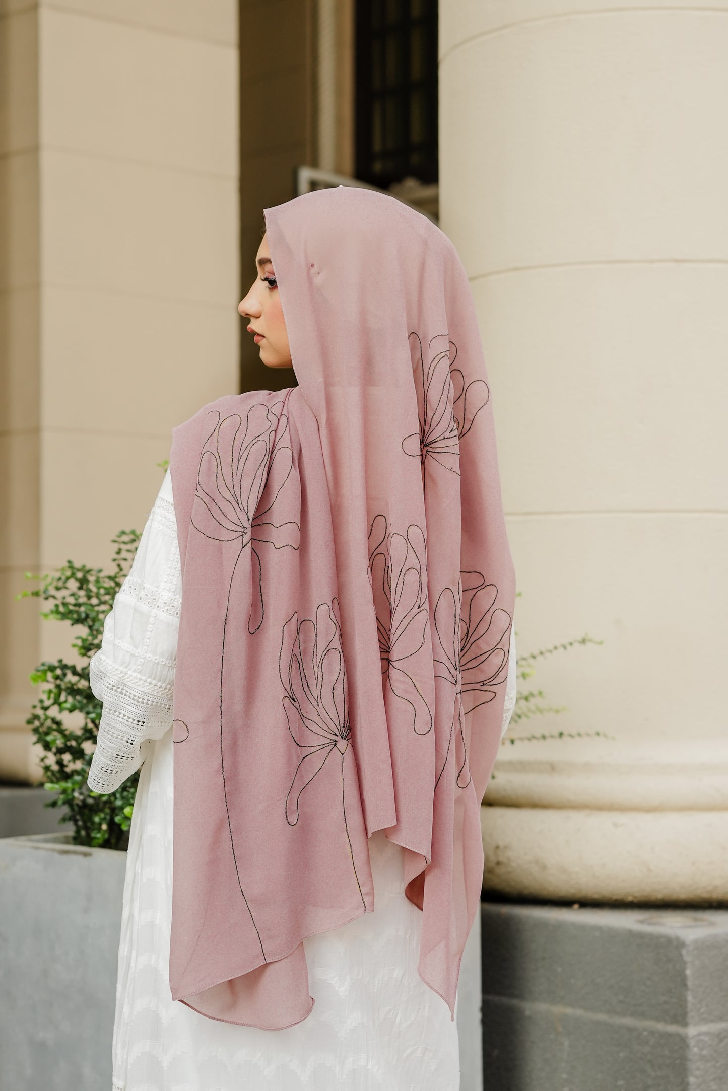 Embroidered shawl -ANTIQUE BLOOM-