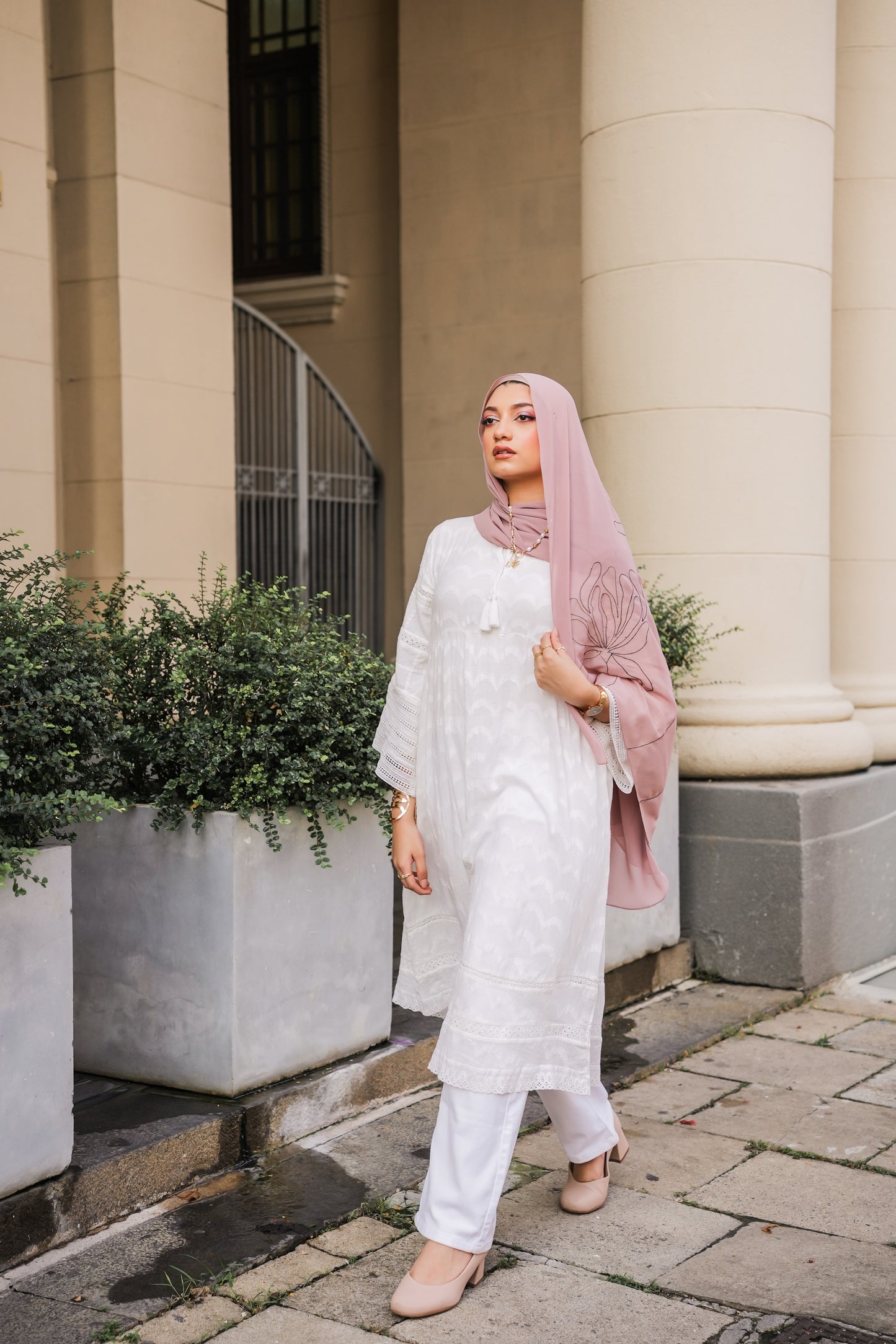 Embroidered shawl -ANTIQUE BLOOM-