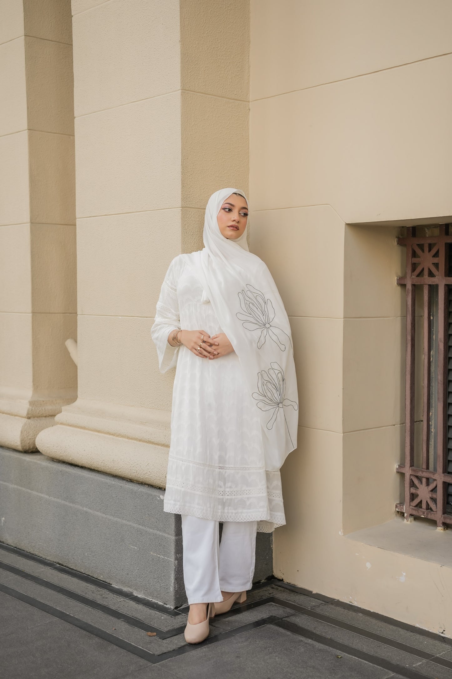 Embroidered shawl -MONOCHROME GLOW-