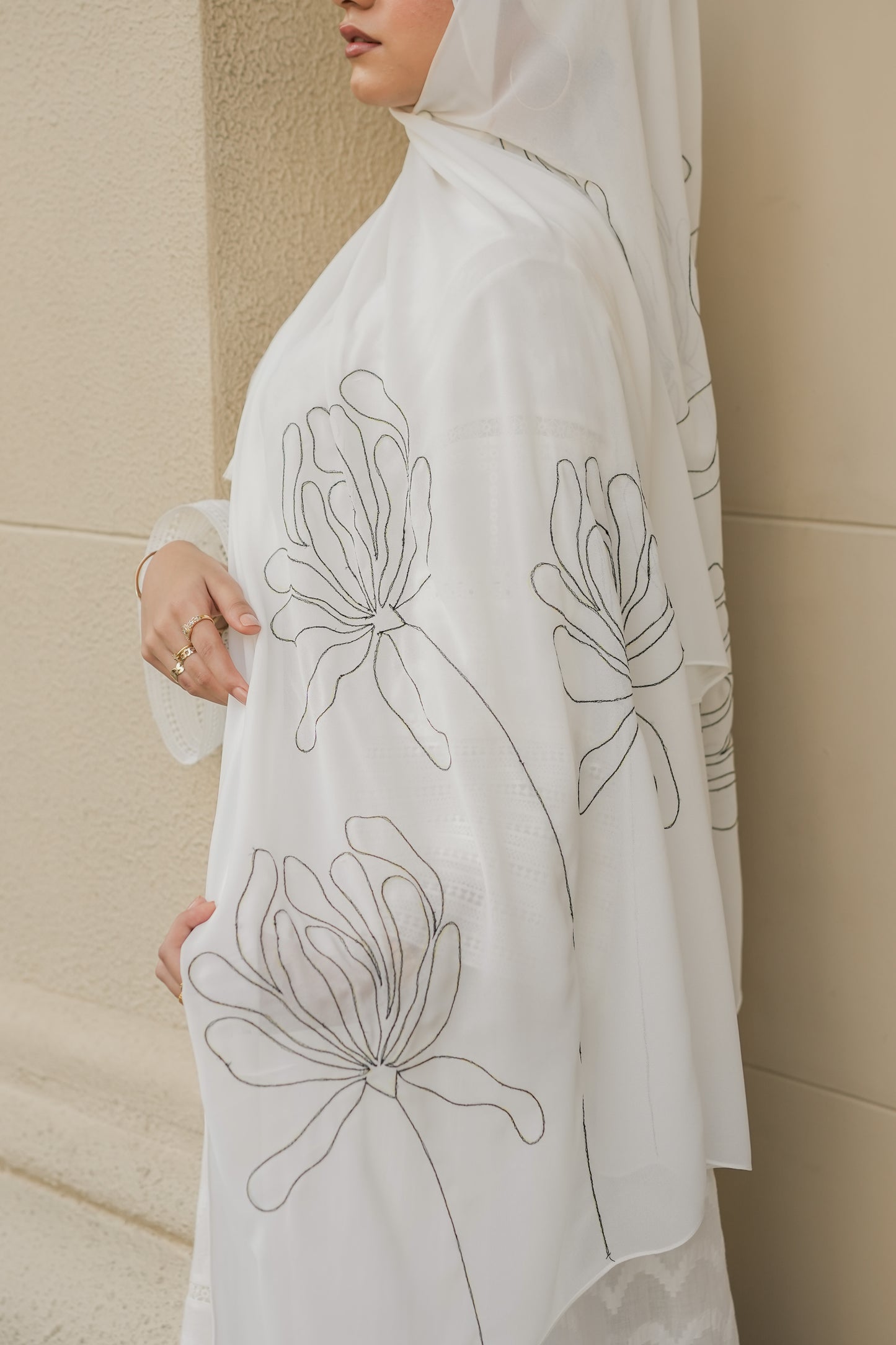 Embroidered shawl -MONOCHROME GLOW-
